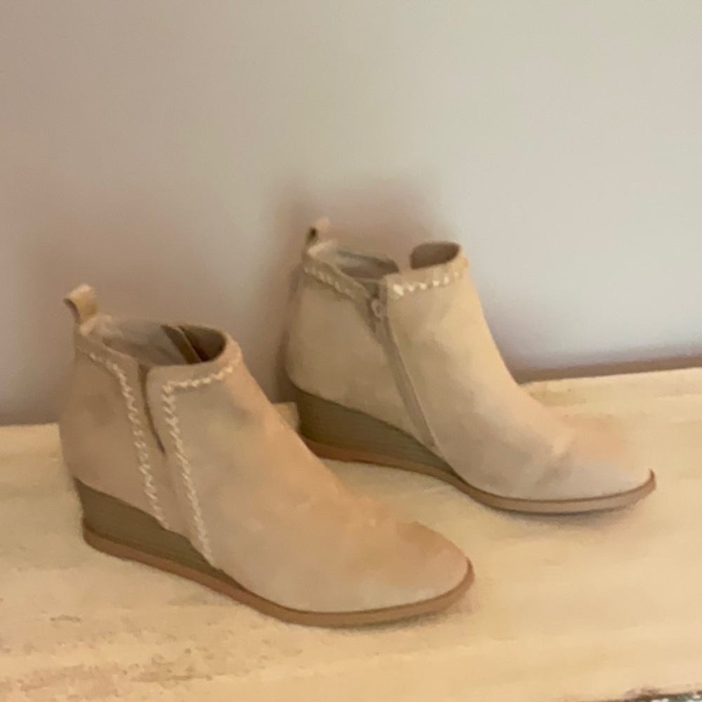 DV by Dolce Vita Cream Ankle Booties with Suede and Wedge Heel NWOT